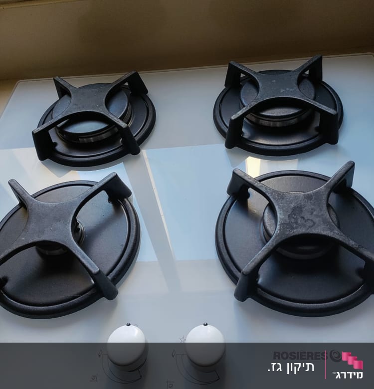 כיריים גז עם ארבעה מבערים וכפתורי שליטה